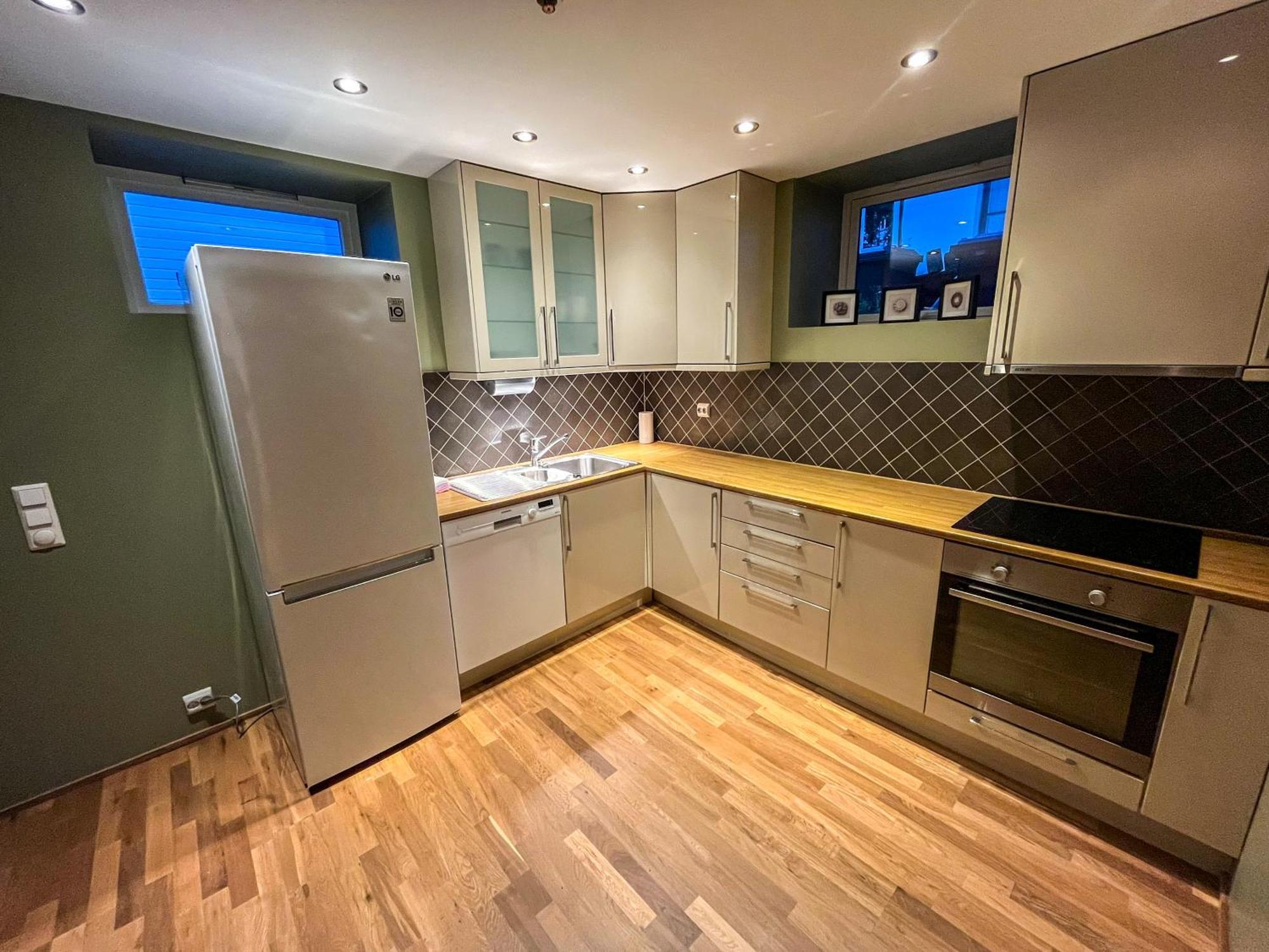 Two-Bedroom City Apartment With Fire Place, Free Parking And Fjordview Terrace - Calm And Central 奥勒松 外观 照片