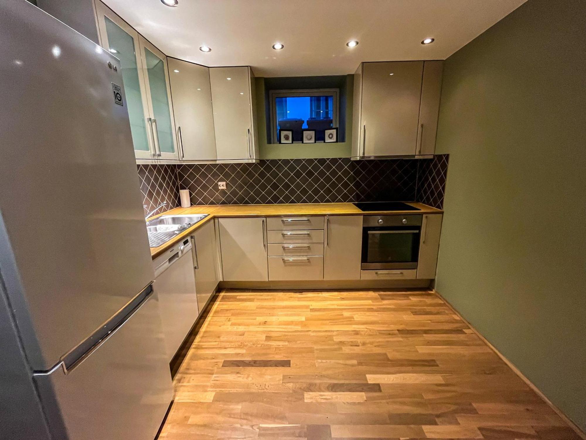 Two-Bedroom City Apartment With Fire Place, Free Parking And Fjordview Terrace - Calm And Central 奥勒松 外观 照片