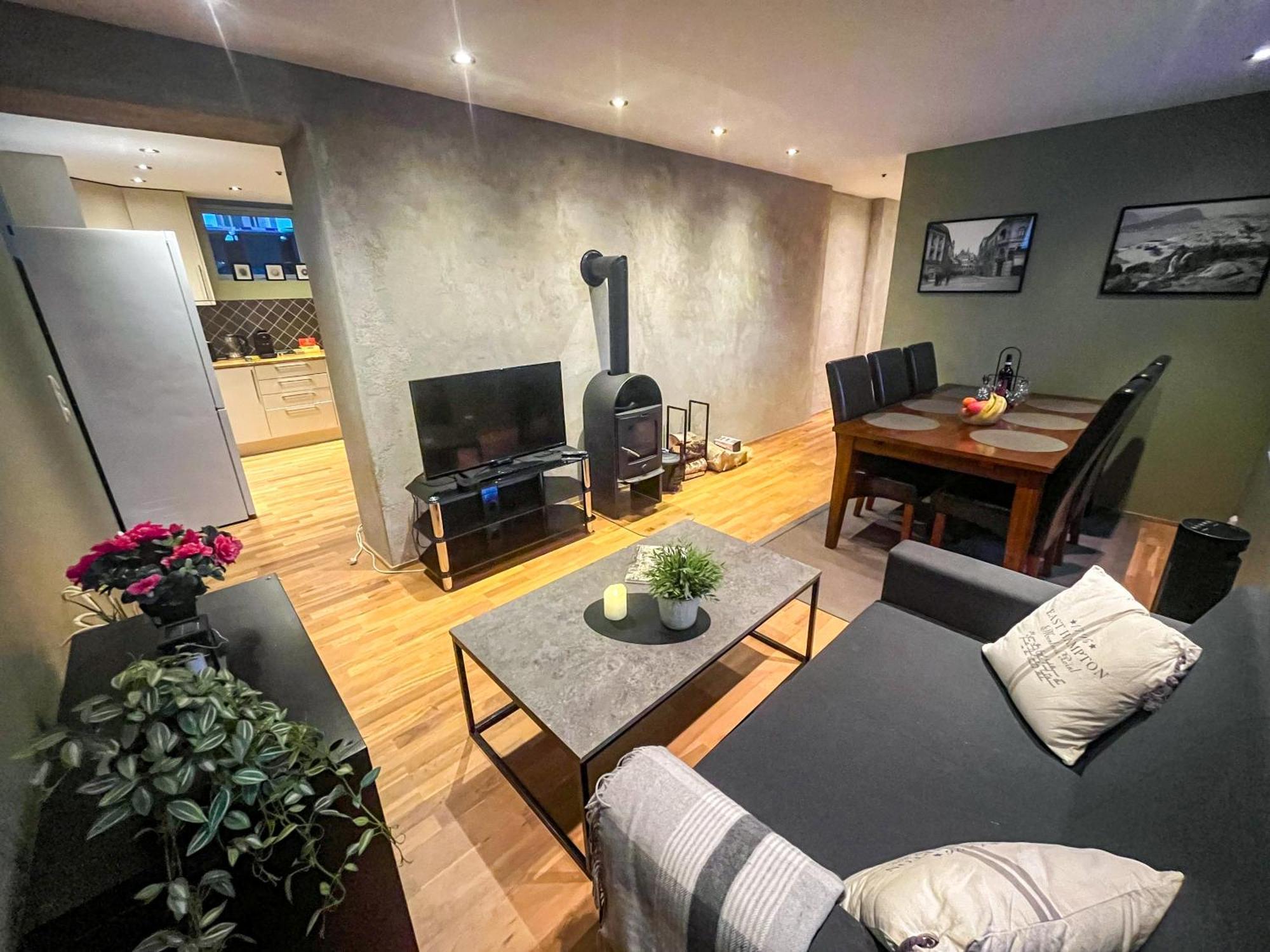 Two-Bedroom City Apartment With Fire Place, Free Parking And Fjordview Terrace - Calm And Central 奥勒松 外观 照片