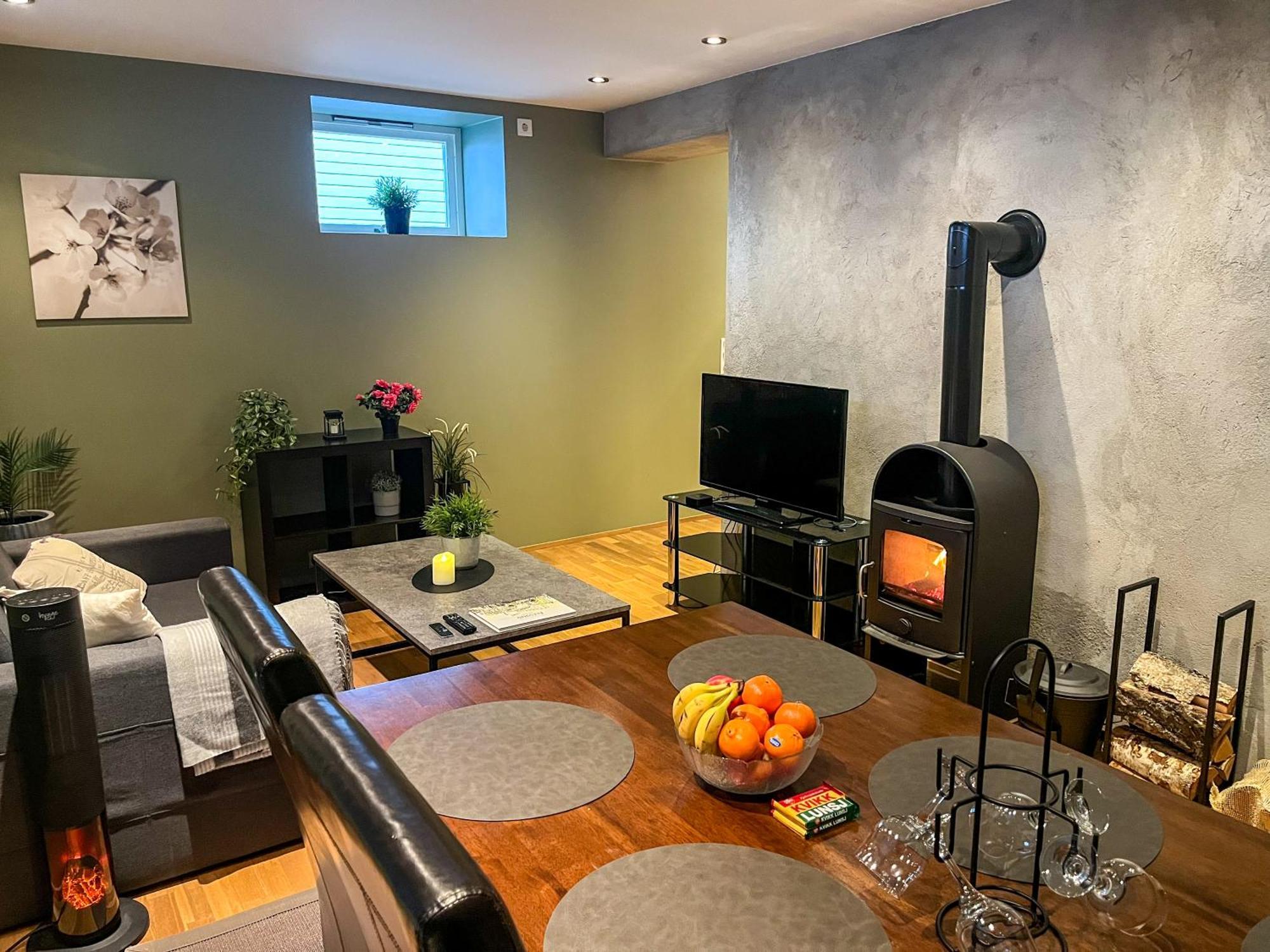 Two-Bedroom City Apartment With Fire Place, Free Parking And Fjordview Terrace - Calm And Central 奥勒松 外观 照片