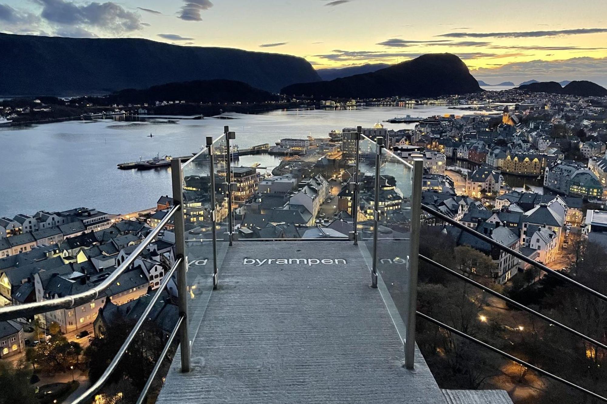 Two-Bedroom City Apartment With Fire Place, Free Parking And Fjordview Terrace - Calm And Central 奥勒松 外观 照片